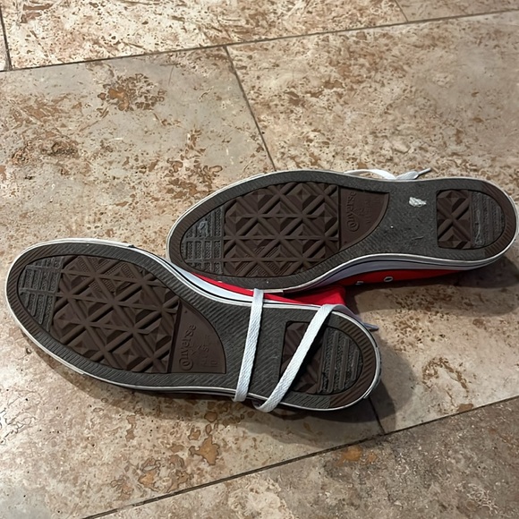 Red converse - Picture 4 of 5